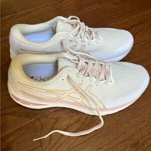 NWOT ASICS GT-2000 10 size 10B women